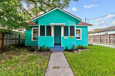 706 E Hunnicutt St, Baytown, TX 77520
