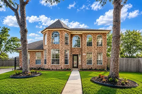 9714 Broadley Dr, Sugar Land, TX 77498