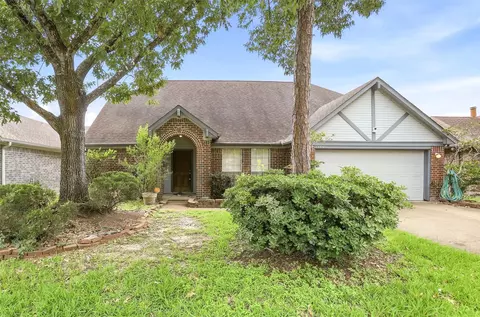 15810 Pilgrim Hall Dr, Friendswood, TX 77546