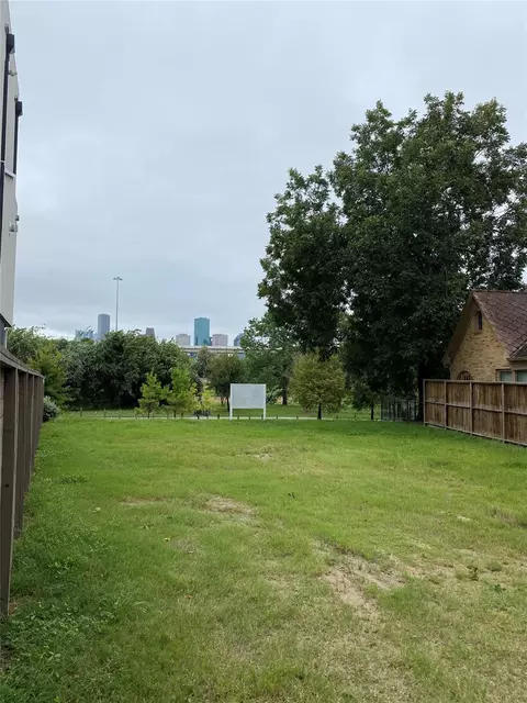 2128 White Oak Dr, Houston, TX 77009