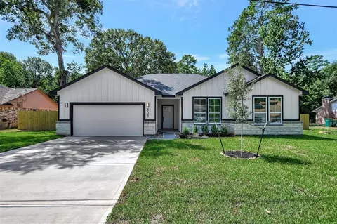 303 Maple Ln, Conroe, TX 77304 photo 1