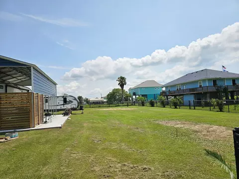 915 W Verdia Dr, Port Bolivar, TX 77650