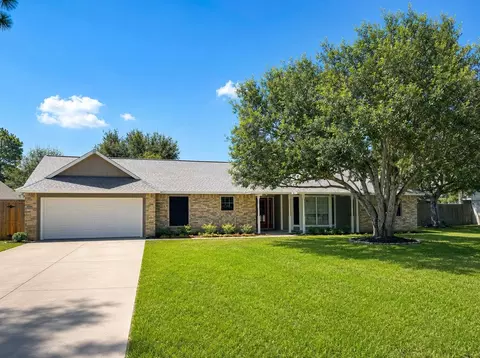 907 Briarmeadow Ave, Friendswood, TX 77546