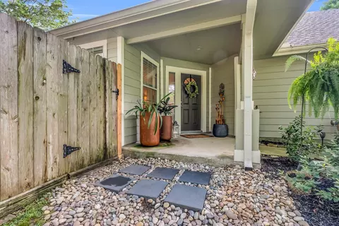 Exterior - 3 Darlinghurst Dr, Conroe, TX 77384 photo 2 of 7