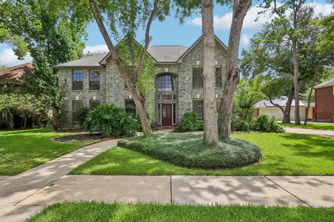 907 Remington Ct, Friendswood, TX 77546