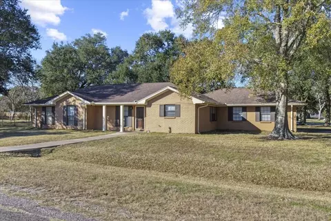 105 Alice St, Anahuac, TX 77514