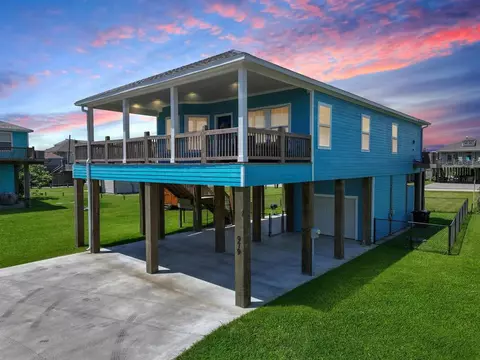 979 Fisherman Dr S, Crystal Beach, TX 77650