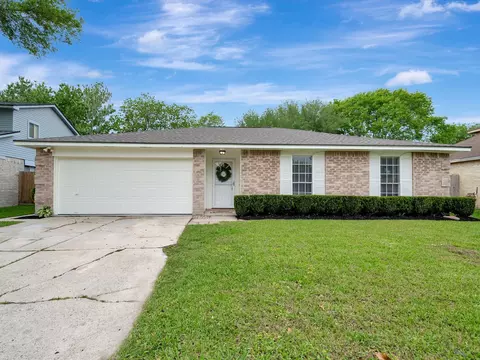 211 Leafwood Cir, League City, TX 77573