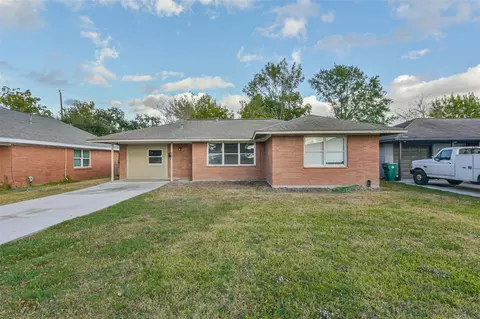 2115 Dewberry Ln, Pasadena, TX 77502