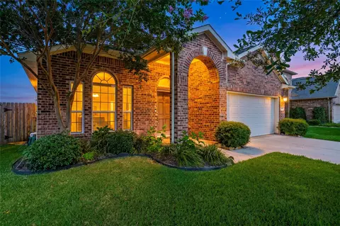 508 Forest Village Cir, La Marque, TX 77568