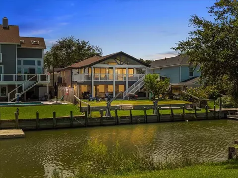 23 Harbor Ln, Kemah, TX 77565
