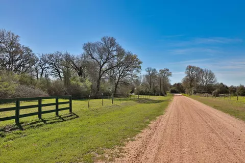 21100 Telephone Rd, Hempstead, TX 77445