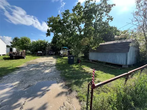 2416 E Bayshore Dr, Dickinson, TX 77539