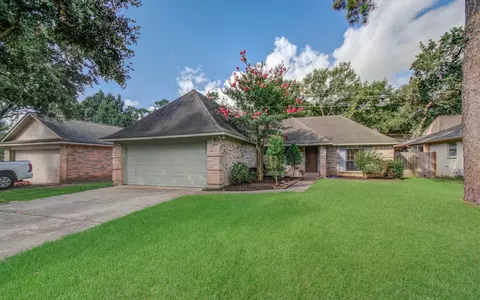 16035 Hollow Rock Dr, Houston, TX 77070