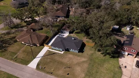 407 Tamarind St, Lake Jackson, TX 77566