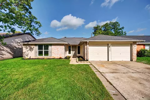 2402 Colonial Ridge Dr, Friendswood, TX 77546