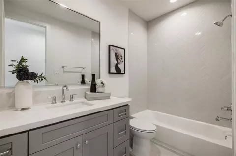 Bath - 116 E 23rd St, Houston, TX 77008 photo 5 of 5