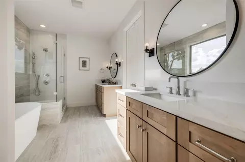 Bath - 116 E 23rd St, Houston, TX 77008 photo 3 of 5