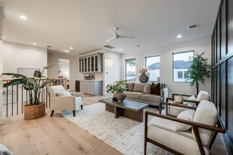 Living - 116 E 23rd St, Houston, TX 77008 photo 3 of 4