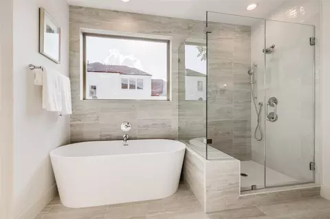 Bath - 116 E 23rd St, Houston, TX 77008 photo 2 of 5