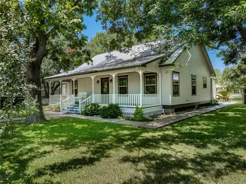 109 W Market St, Fayetteville, TX 78940