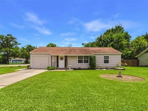 212 Elm St, Lake Jackson, TX 77566