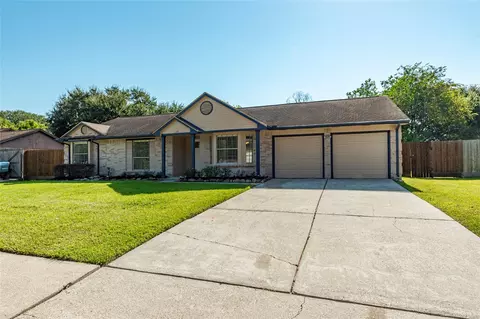 1304 Piney Woods Dr, Friendswood, TX 77546