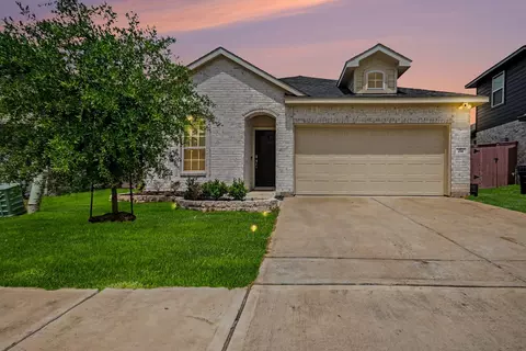 214 Water Grass Trl, Clute, TX 77531