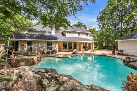 10419 Clubhouse Cir, Magnolia, TX 77354