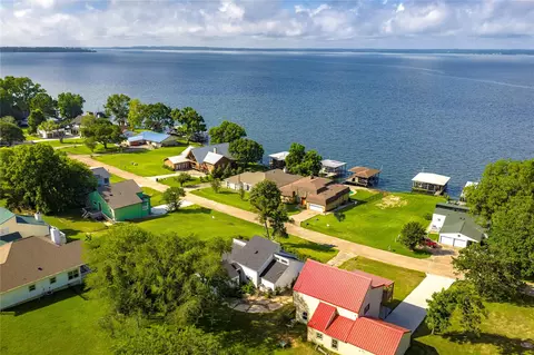 275 Edgewater Dr, Livingston, TX 77351