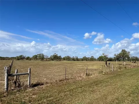 000 Redfish Dr, Hitchcock, TX 77563