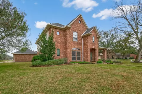 51 English Oak Ct, Lake Jackson, TX 77566