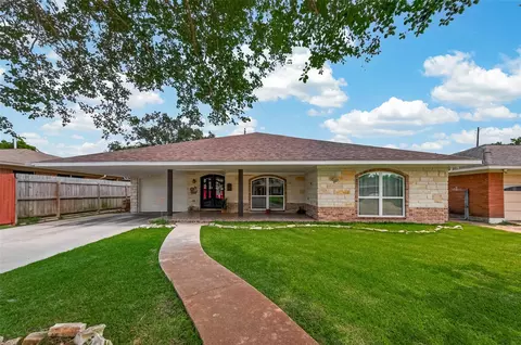 706 Heron Ln, Pasadena, TX 77502
