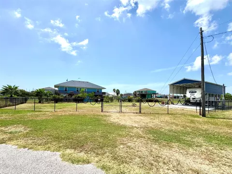 915 W Verdia Dr, Crystal Beach, TX 77650