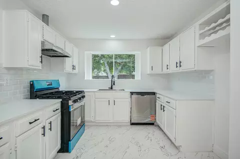 Kitchen - 24127 Spring Towne Dr, Spring, TX 77373 photo 2 of 4
