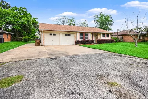 4509 37th St, Dickinson, TX 77539