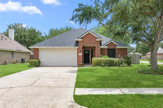 212 Silverbrook Ln, Dickinson, TX 77539