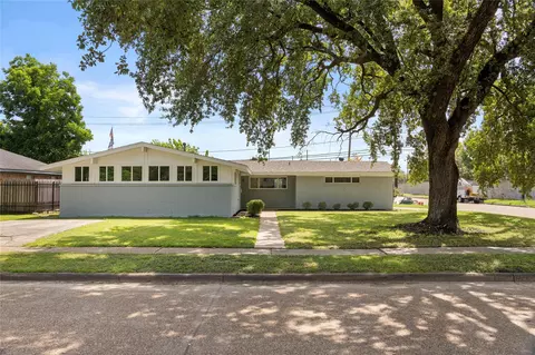 9202 Sunnywood Dr, Houston, TX 77088