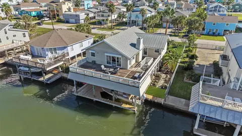 22202 Frio Dr, Galveston, TX 77554