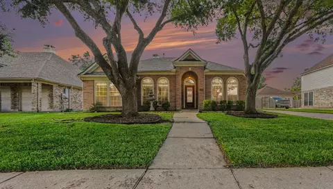 2892 Morning Pond Ln, Dickinson, TX 77539