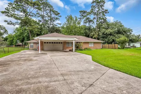 205 N 8th St, Highlands, TX 77562
