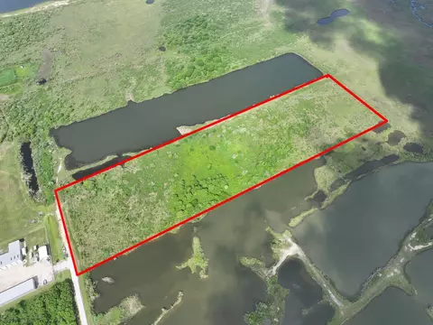 950 Miller Dr, Gilchrist, TX 77617
