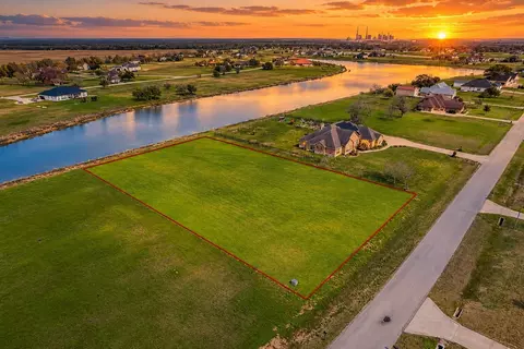 6818 Brazos Lakes Dr, Richmond, TX 77469