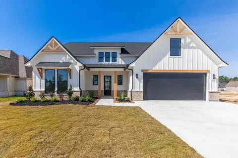225 Coco Palms Ln, Lumberton, TX 77657