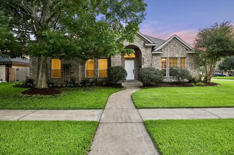 8802 Robindell Dr, Houston, TX 77074