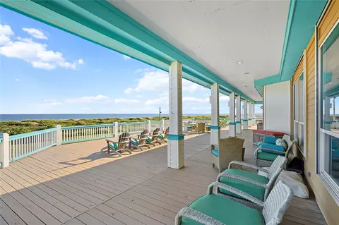 680 Villa Dr, Crystal Beach, TX 77650