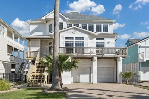918 Long Reach Dr, Tiki Island, TX 77554