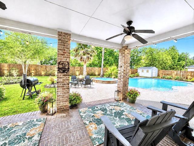2410 Lakeway Dr, Friendswood, TX 77546