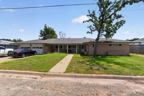 380 S Wilson Ave, Giddings, TX 78942