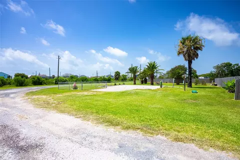 1051 Pompano Dr, Crystal Beach, TX 77617